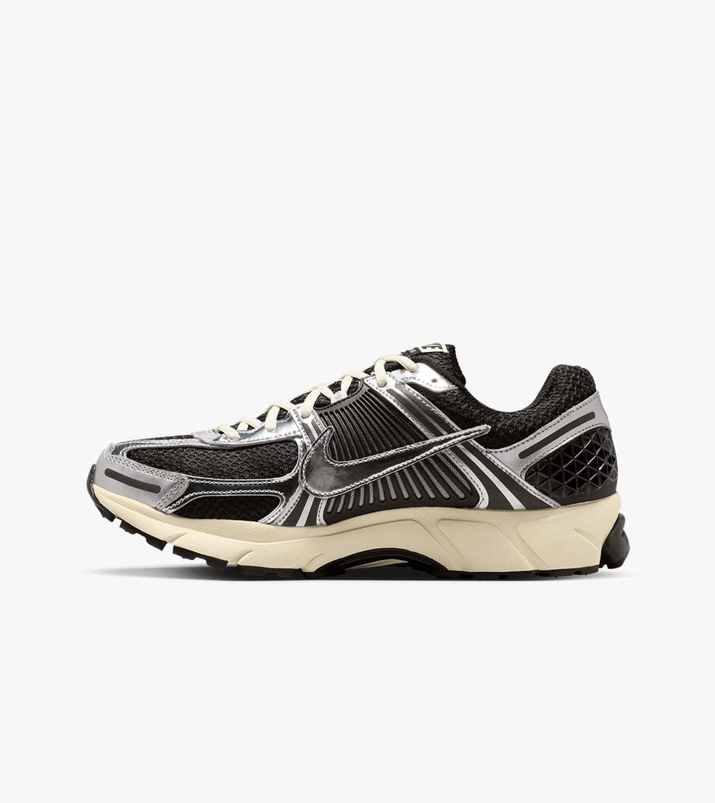 Musta NIKE ZOOM VOMERO 5