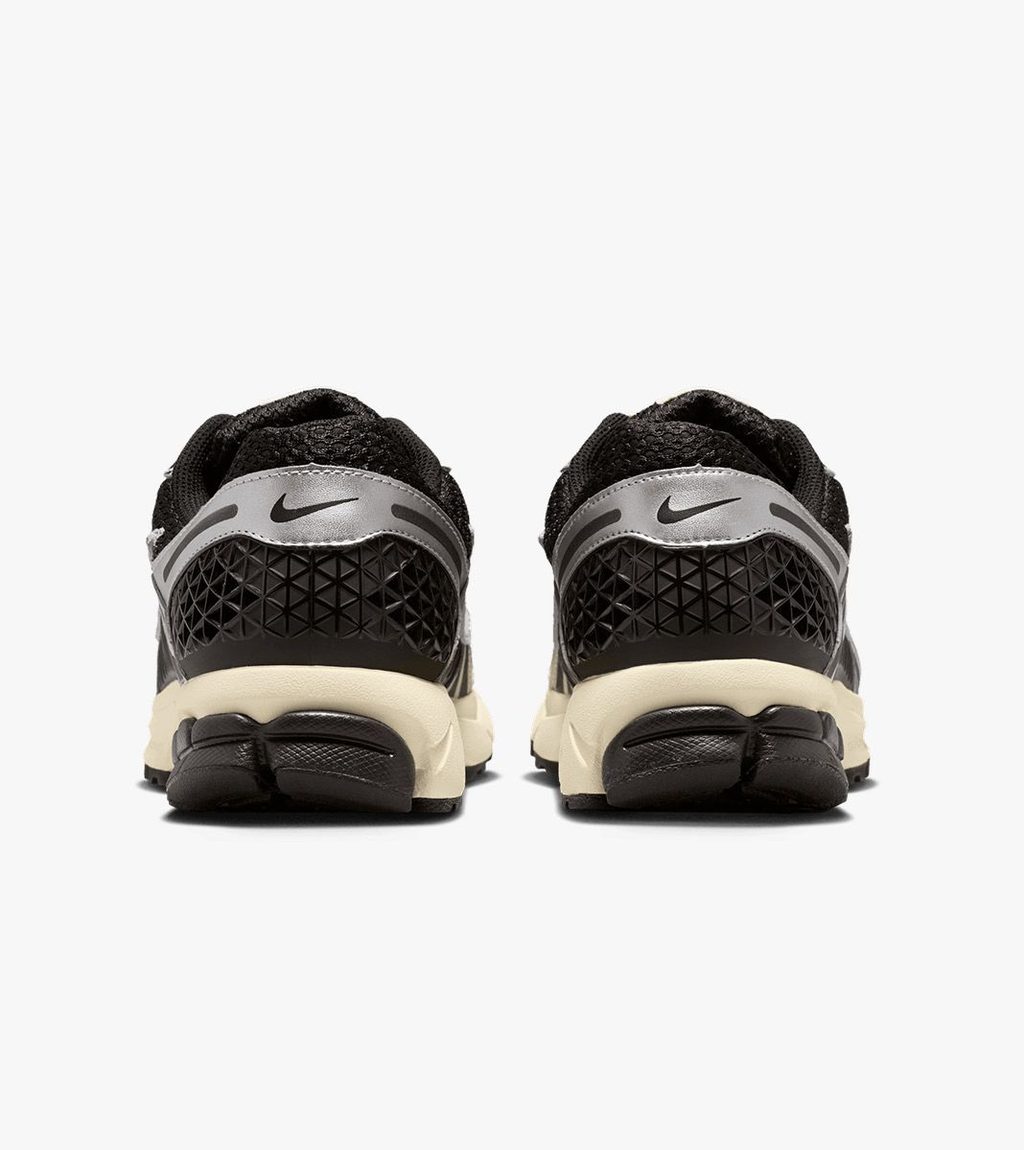 Musta NIKE ZOOM VOMERO 5