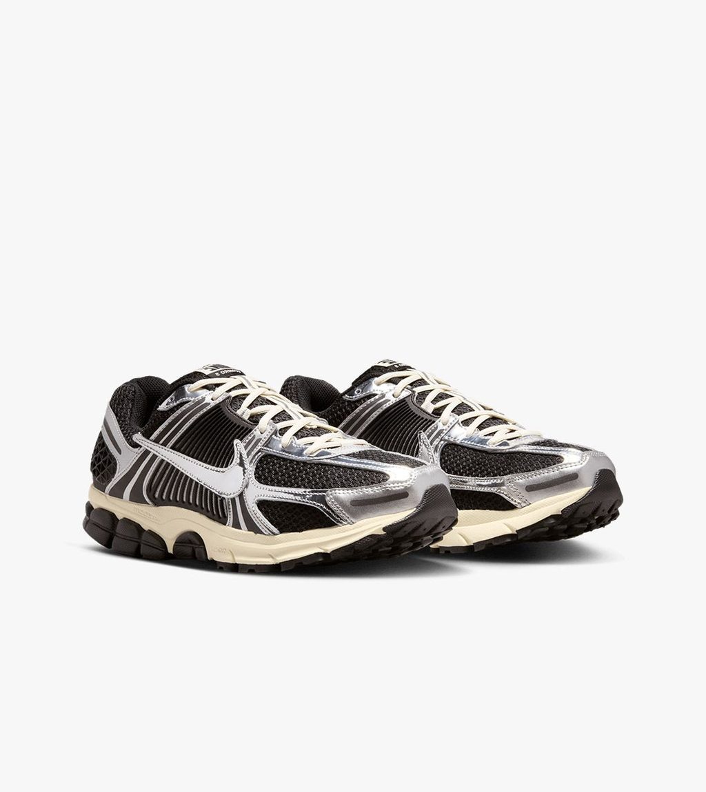 Musta NIKE ZOOM VOMERO 5