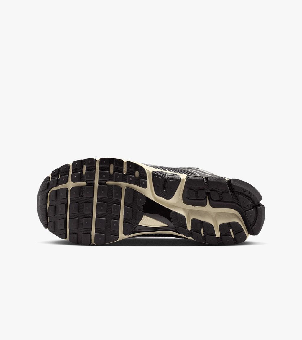 Musta NIKE ZOOM VOMERO 5