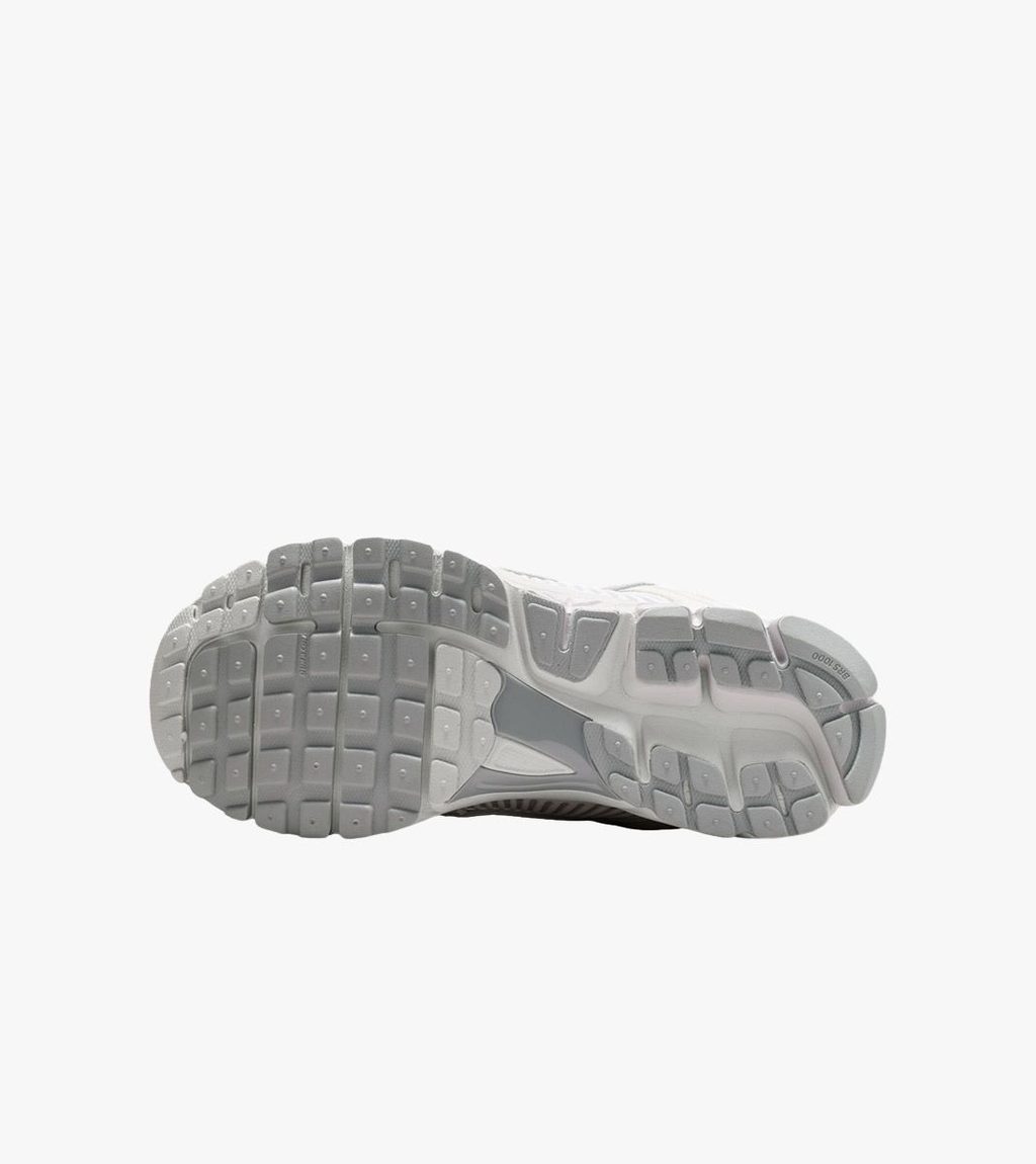 Pelēka NIKE ZOOM VOMERO 5 SE