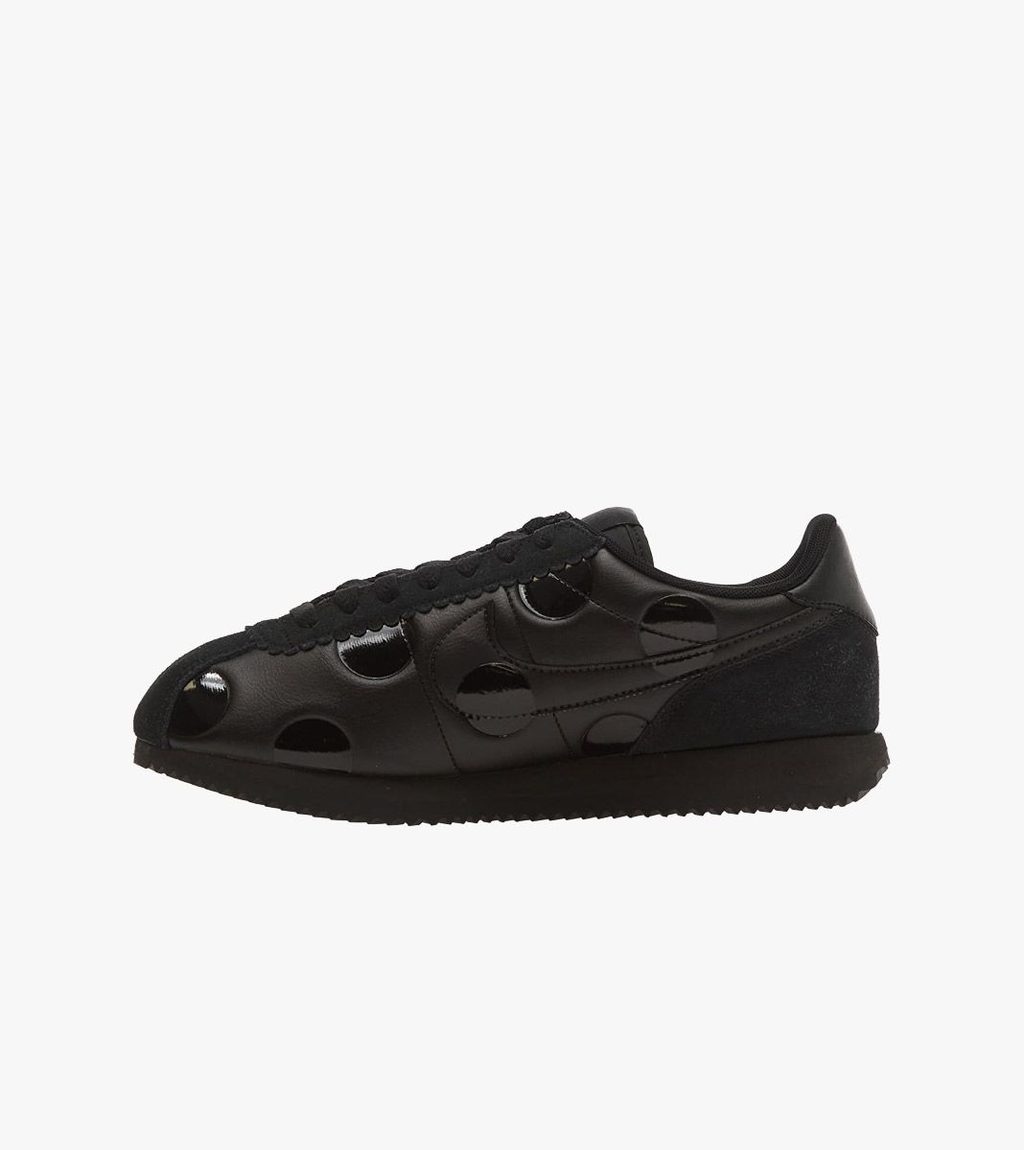 Juoda W nike cortez