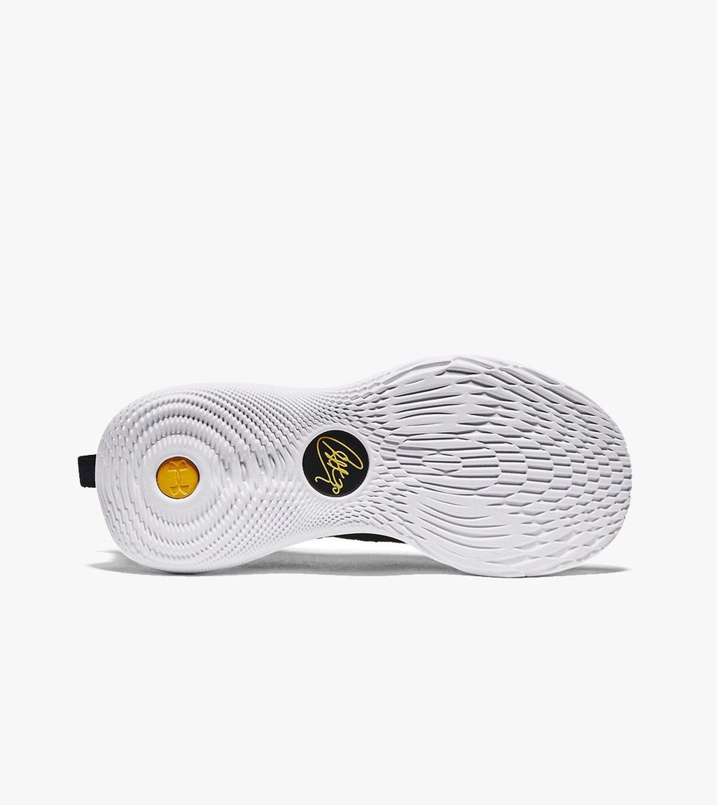 Juoda Curry 12